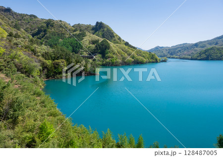 エメラルドグリーンの八ッ場ダム 128487005