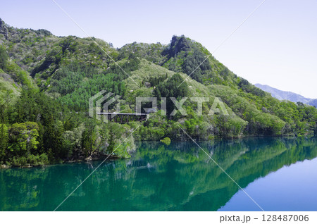 エメラルドグリーンの八ッ場ダム エメラルドグリーンの八ッ場ダム 128487006