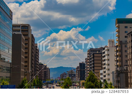 【京都風景】五条通りの空とビル群（河原町五条から堀川五条まで） 128487053