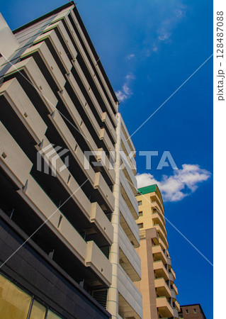 【京都風景】五条通りの空とビル群（河原町五条から堀川五条まで） 128487088