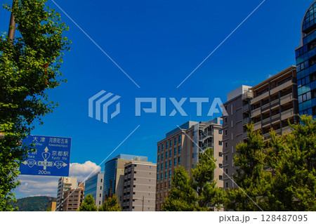 【京都風景】五条通りの空とビル群(河原町五条から堀川五条まで) 【京都風景】五条通りの空とビル群(河原町五条から堀川五条まで) 128487095