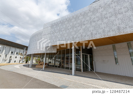新潟県十日町市　晴天の十日町市博物館 128487214