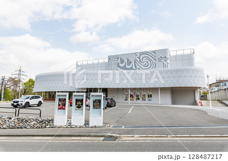 新潟県十日町市　晴天の十日町市博物館 128487217
