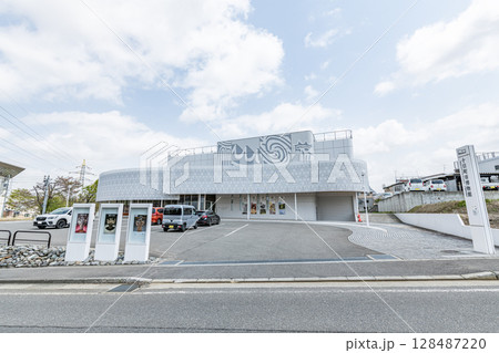 新潟県十日町市　晴天の十日町市博物館 128487220