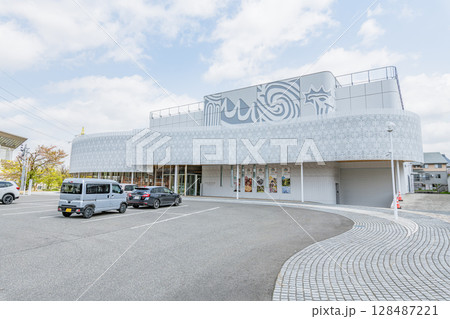 新潟県十日町市　晴天の十日町市博物館 128487221