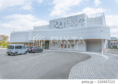 新潟県十日町市　晴天の十日町市博物館 128487222