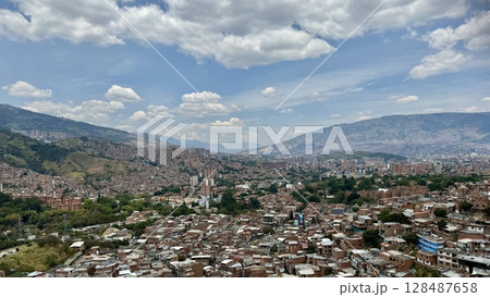 コムナ13の展望台から望むメデジンの街と山と空（コロンビア） 128487658