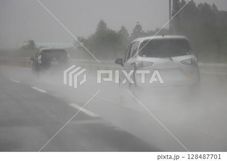 突然の豪雨 飛沫を上げながら走行する車 突然の豪雨 飛沫を上げながら走行する車 128487701