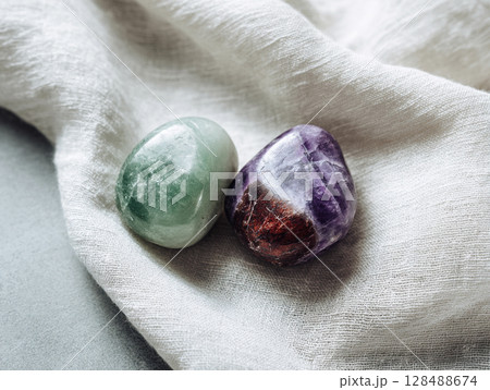 白い布の上に置いた2つの天然石　AI画像 128488674