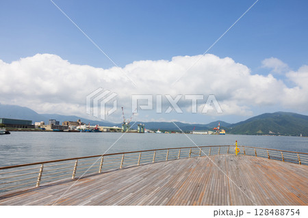 福井県敦賀の金ヶ崎緑地公園のボードウォークと敦賀港 福井県敦賀の金ヶ崎緑地公園のボードウォークと敦賀港 128488754