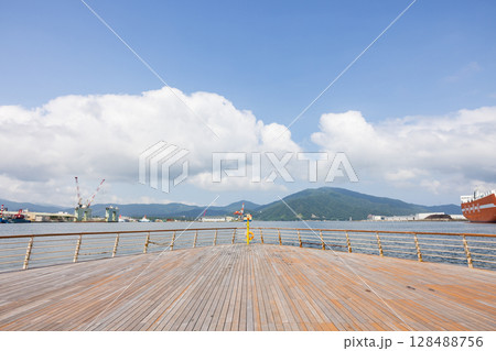 福井県敦賀の金ヶ崎緑地公園のボードウォークと敦賀港 福井県敦賀の金ヶ崎緑地公園のボードウォークと敦賀港 128488756