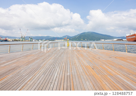 福井県敦賀の金ヶ崎緑地公園のボードウォークと敦賀港 128488757