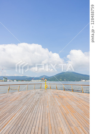 福井県敦賀の金ヶ崎緑地公園のボードウォークと敦賀港 福井県敦賀の金ヶ崎緑地公園のボードウォークと敦賀港 128488759