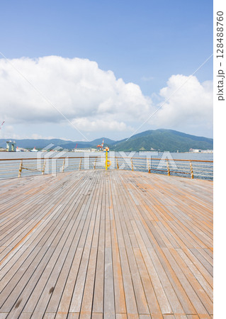 福井県敦賀の金ヶ崎緑地公園のボードウォークと敦賀港 福井県敦賀の金ヶ崎緑地公園のボードウォークと敦賀港 128488760