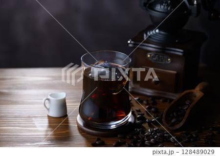 珈琲豆とクラシックミル、氷が輝くアイスコーヒー 128489029