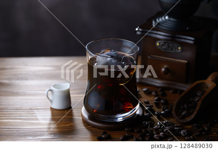 珈琲豆とクラシックミル、氷が輝くアイスコーヒー 128489030