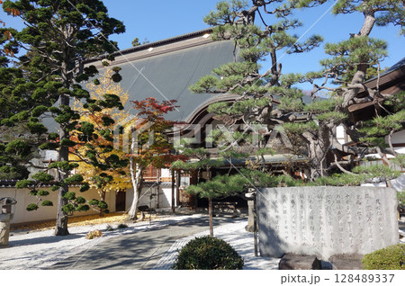 恵林寺の方丈(本堂)と武田信玄公訓言石碑(山梨県甲州市) 恵林寺の方丈(本堂)と武田信玄公訓言石碑(山梨県甲州市) 128489337