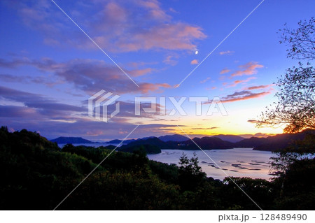 秋(安芸)の瀬戸内 夕暮れ風景 128489490