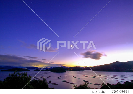 美味しい牡蠣が育つ三津口湾(呉市安浦町) 美味しい牡蠣が育つ三津口湾(呉市安浦町) 128489491