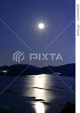 月光に浮かび上がる牡蠣筏 128489495