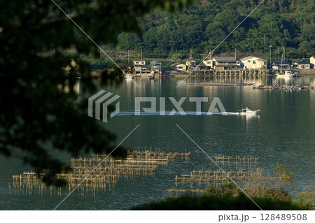 漁場に向かう船 128489508