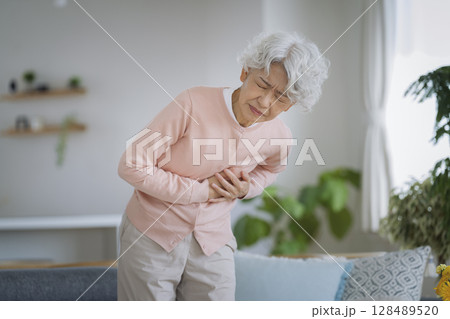 胸をおさえて苦しむシニア女性 胸をおさえて苦しむシニア女性 128489520