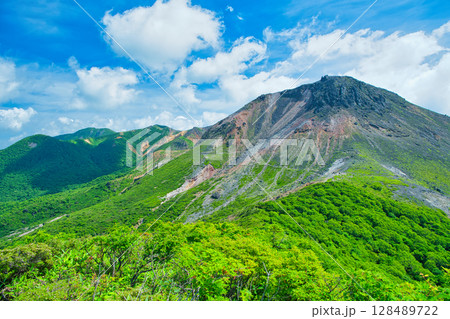 栃木県那須郡那須町 夏の季節を迎える茶臼岳の風景 栃木県那須郡那須町 夏の季節を迎える茶臼岳の風景 128489722