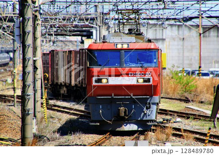 コンテナ貨物列車を牽引する… EH500電気機関車 128489780
