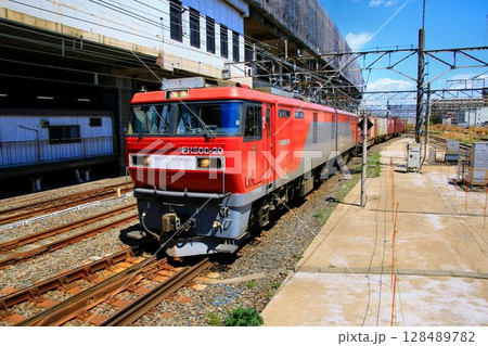 コンテナ貨物列車を牽引する… EH500電気機関車 128489782