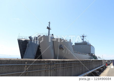 阪神基地に停泊する自衛隊の輸送艦にほんばれ 阪神基地に停泊する自衛隊の輸送艦にほんばれ 128490084