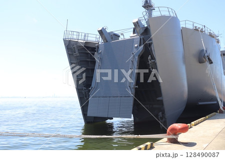 自衛隊海上輸送群の輸送艦にほんばれ 自衛隊海上輸送群の輸送艦にほんばれ 128490087