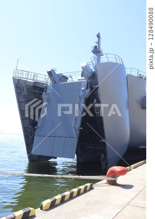 自衛隊海上輸送群の輸送艦にほんばれの艦首 自衛隊海上輸送群の輸送艦にほんばれの艦首 128490088