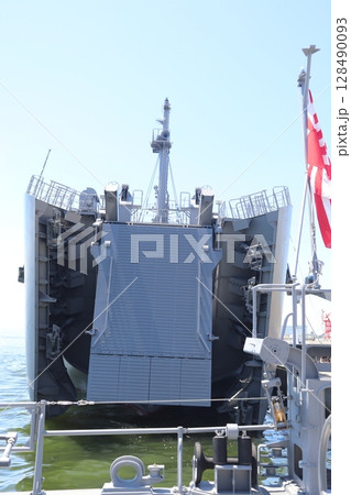 自衛隊の輸送艦にほんばれの艦首 自衛隊の輸送艦にほんばれの艦首 128490093