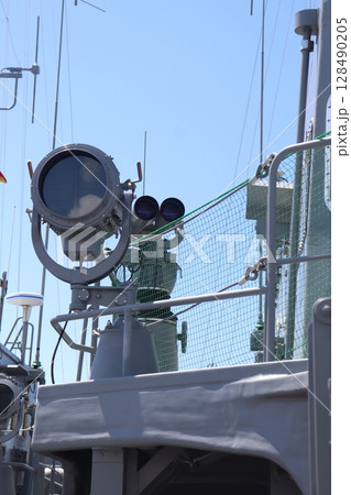 海上自衛隊の双眼鏡・探照灯 128490205