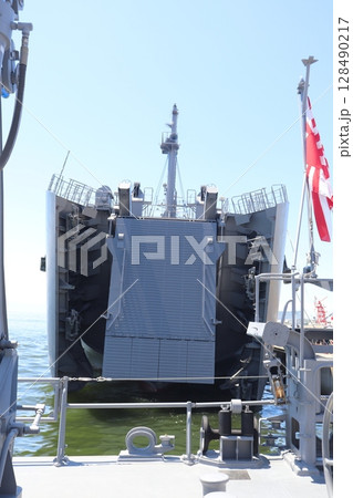 自衛隊海上輸送群の輸送艦にほんばれの艦首 自衛隊海上輸送群の輸送艦にほんばれの艦首 128490217