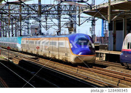 陸奥路から山形へ新たな翼…　新型!!山形新幹線『つばさ』E8系 128490345