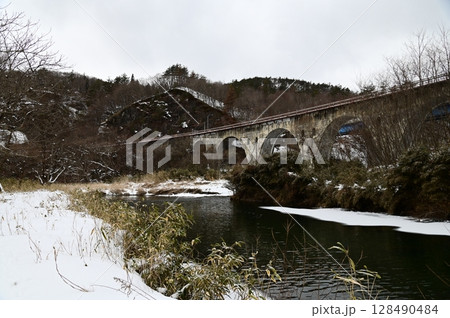 雪降りの達曾部川橋梁 128490484