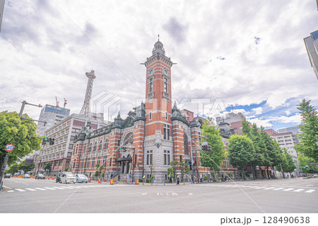 国の重要文化財「横浜市開港記念会館」のレトロな外観 128490638