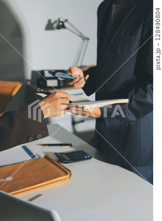 Lawyer explained to the client about the law that must be brought against the court case. 128490804
