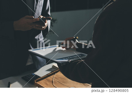 Lawyer explained to the client about the law that must be brought against the court case. 128490805