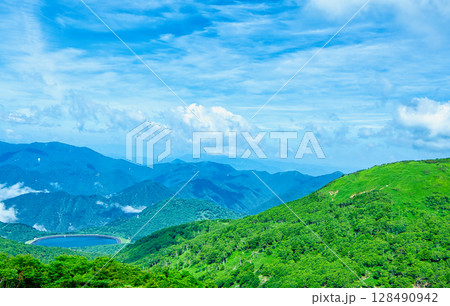 栃木県那須郡那須町　南月山から見る沼原湿原と沼原ダムの風景 128490942