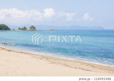 きれいな福井県美浜町のビーチの風景 きれいな福井県美浜町のビーチの風景 128491486