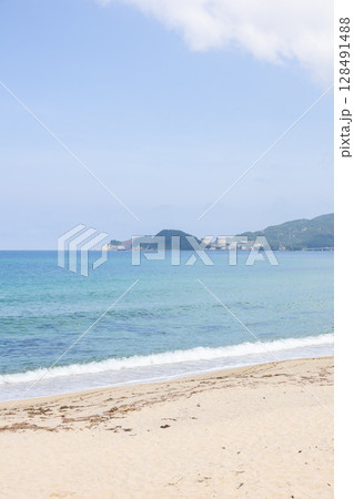 きれいな福井県美浜町のビーチと原子力発電所の風景 128491488