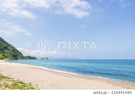 きれいな福井県美浜町のビーチの風景 きれいな福井県美浜町のビーチの風景 128491489