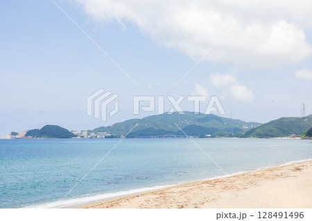 きれいな福井県美浜町のビーチと原子力発電所の風景 128491496