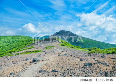 栃木県那須郡那須町　南月山から見る茶臼岳の風景 128491640