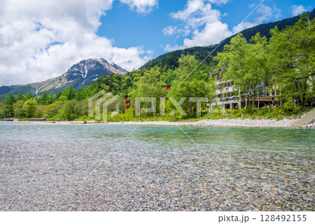 上高地の風景『梓川の流れと焼岳』 128492155