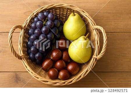 秋の旬果　果物の静物写真素材　ぶどう　洋梨　栗 128492571