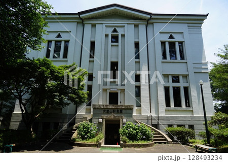正面から見た、ギリシャ風建築の大倉山記念館　6月横浜736大倉山記念館 128493234