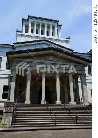 斜めから見た、ギリシャ風建築の大倉山記念館　6月横浜743大倉山記念館 128493241